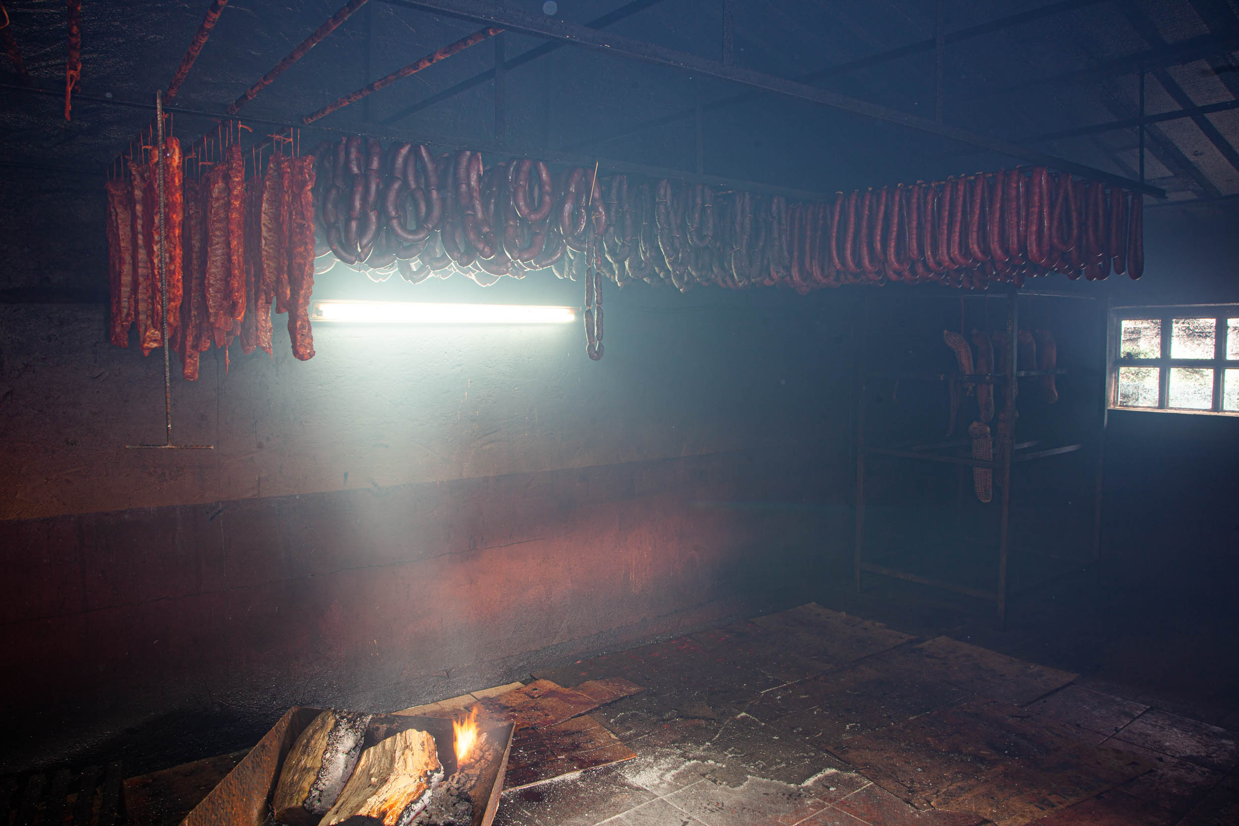 Embutidos y costillas curando al humo
