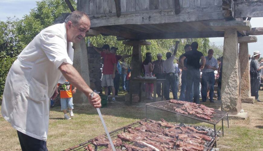 Parrillada de carnes bajo un hórreo en Asturias