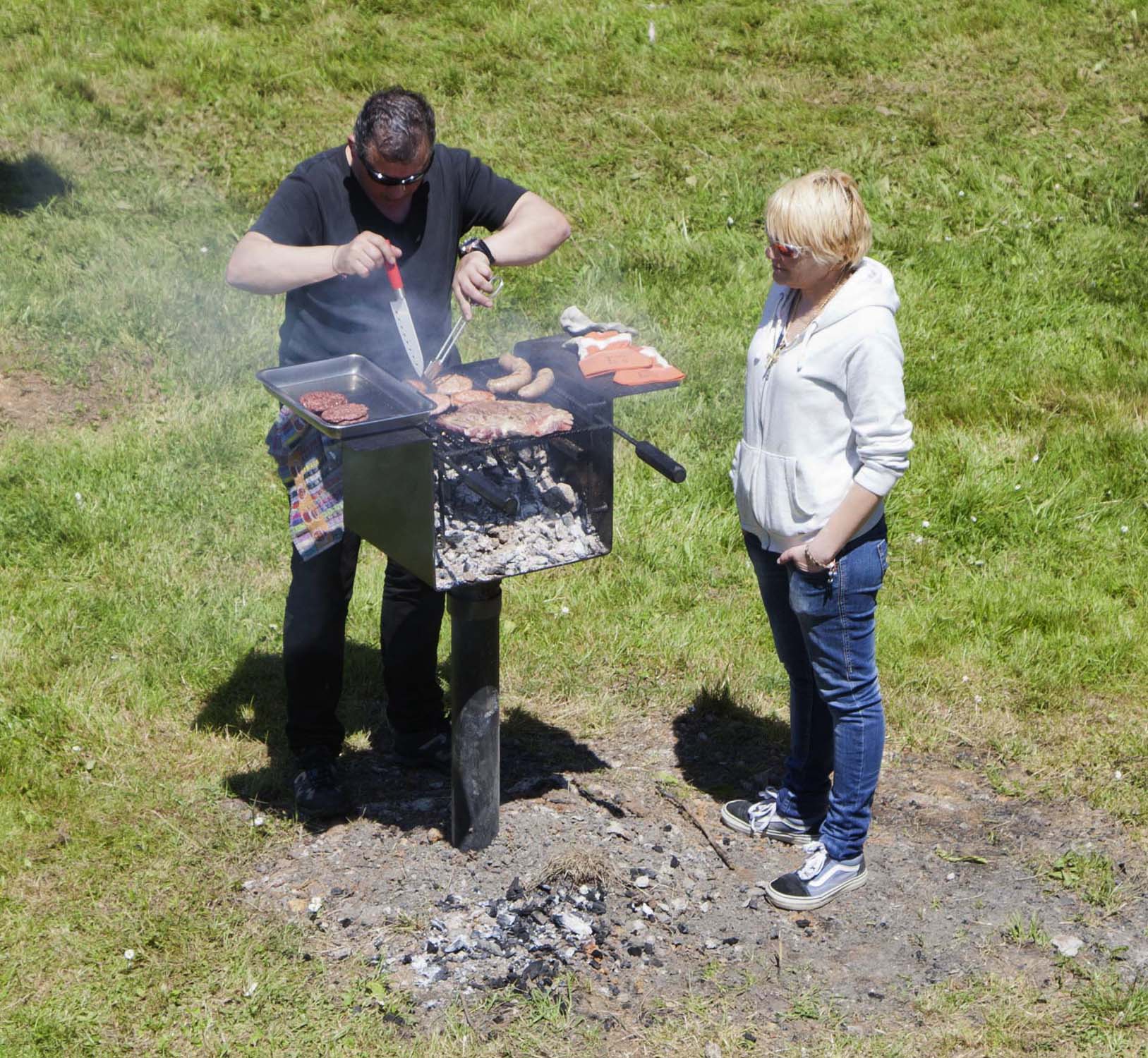 Preparando una parrillada en un área recreativa